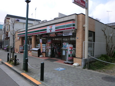 Convenience store. 700m to Seven-Eleven (convenience store)