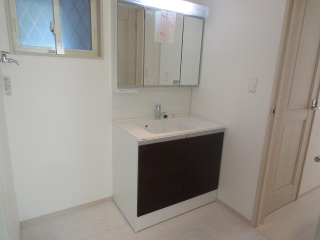 Wash basin, toilet. 6 Building