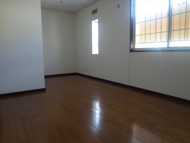 Living and room. Second floor, Spacious 8 pledge Western-style