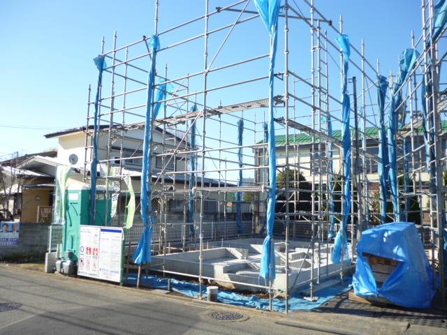 Local photos, including front road. Here is also taken from the front road.  Road is also flat. 