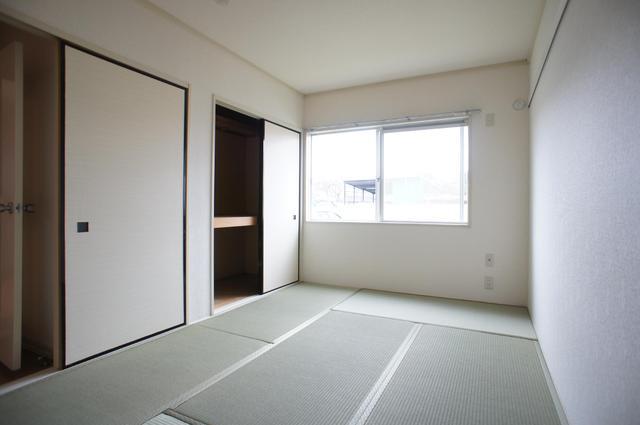 Living and room. Of moist and calm atmosphere Japanese-style room. You can also use the To spacious storage.