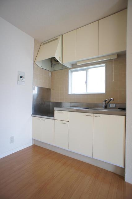 Kitchen. Two-burner gas stove installation Allowed.