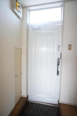 Entrance. Refreshing at any time is the entrance because there is a shoebox.