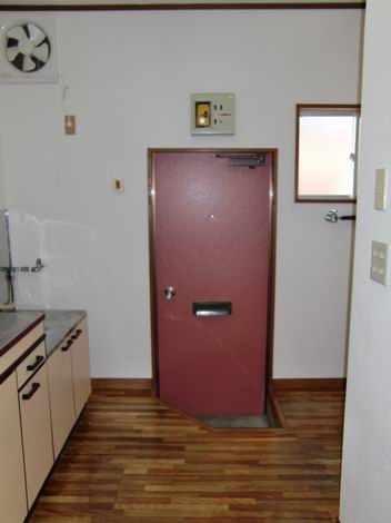 Entrance. Reference photograph ・ Same building equipment