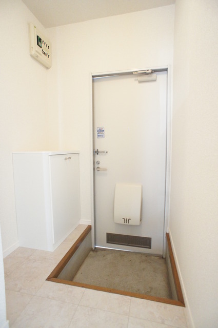 Entrance. Refreshing at any time is the entrance because there is a shoebox.