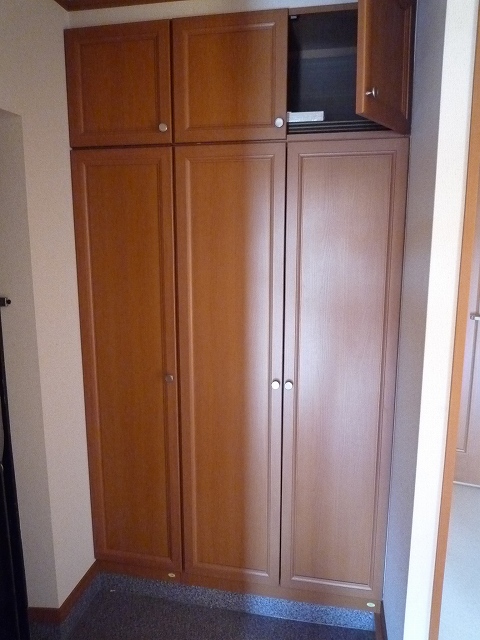 Entrance. Entrance storage