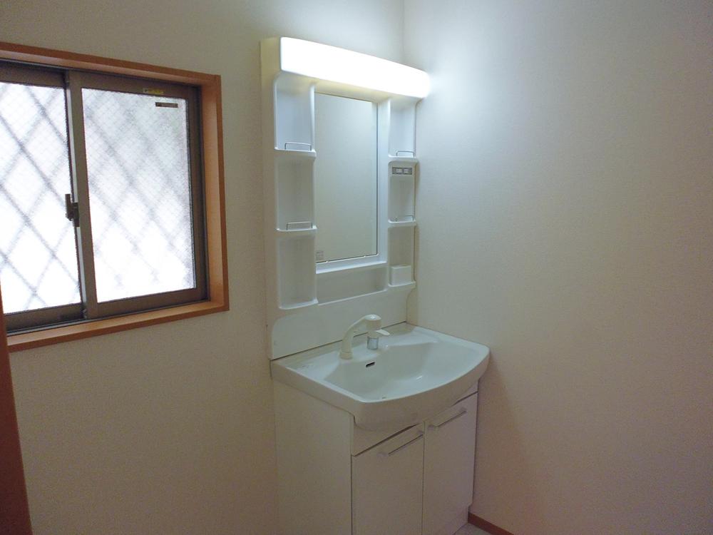 Wash basin, toilet. 1 Building