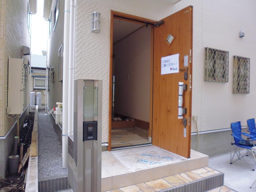 Entrance. 1 Building