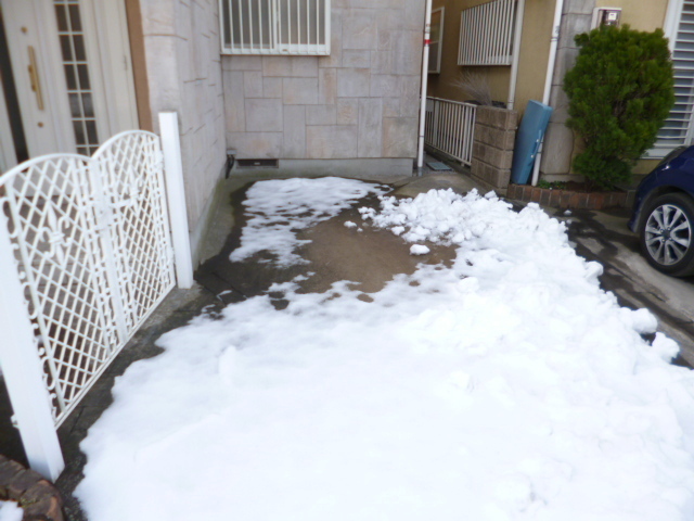 Parking lot.  ☆ There is on-site parking ☆