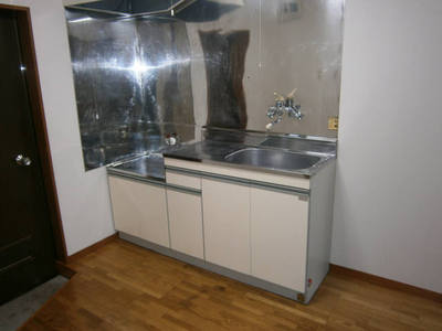 Kitchen. Two-burner stove can be installed