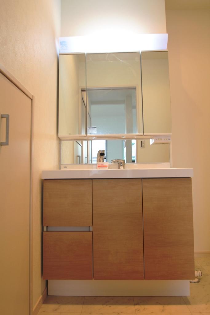 Wash basin, toilet. Indoor (12 May 2013) Shooting