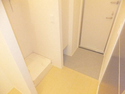 Entrance. Entrance neat with a shoebox