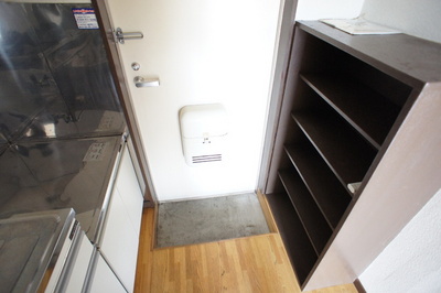 Entrance. Refreshing at any time is the entrance because there is a shoebox.