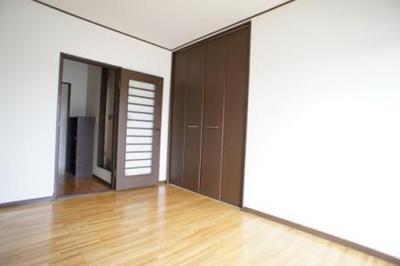 Living and room. Optimal size is to live alone, Enough space be placed bet