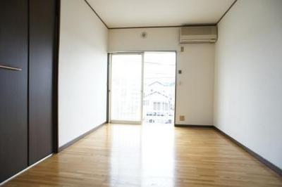 Living and room. Optimal size is to live alone, Enough space be placed bet