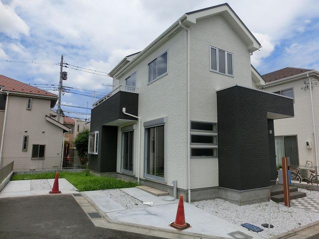 Local appearance photo. Is the new homes that are in the development subdivision of all 16 compartments.