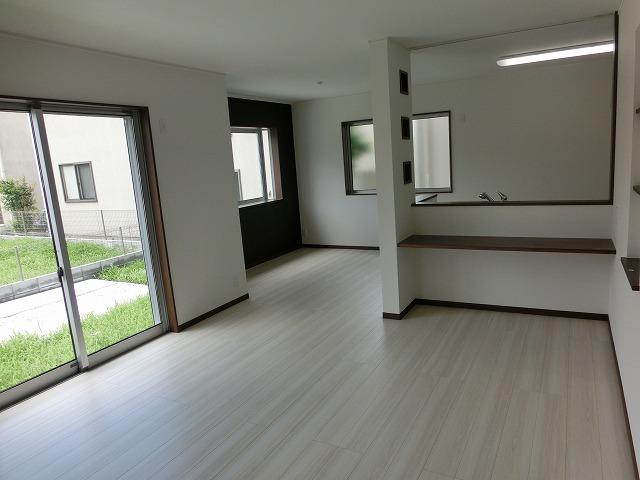 Living. Please refer to the bright living room.