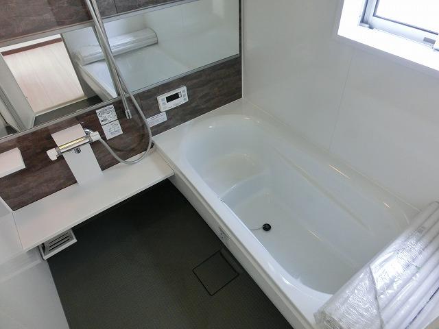 Bathroom. Please heal the fatigue of the day with a bright bathroom.