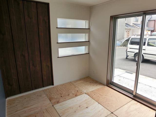 Non-living room. There is also a Japanese-style room.