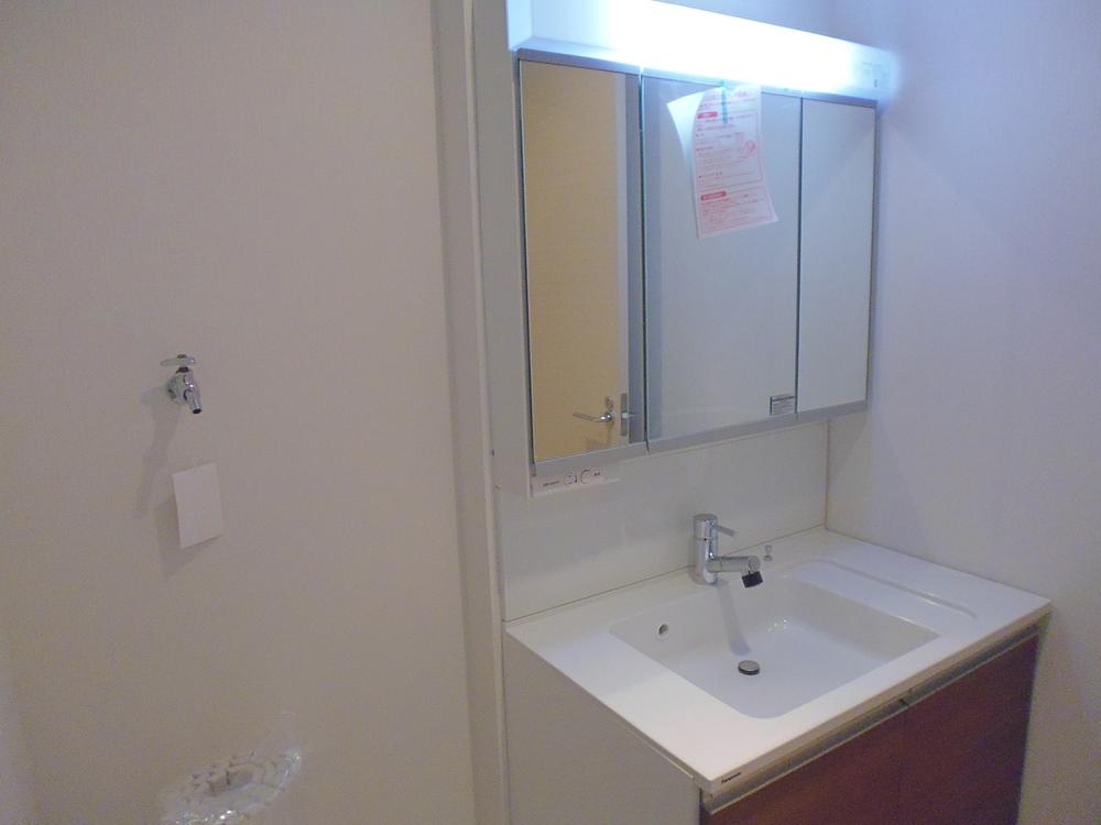 Wash basin, toilet. 1 Building