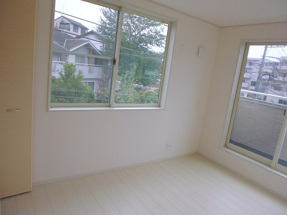 Non-living room. 1 Building