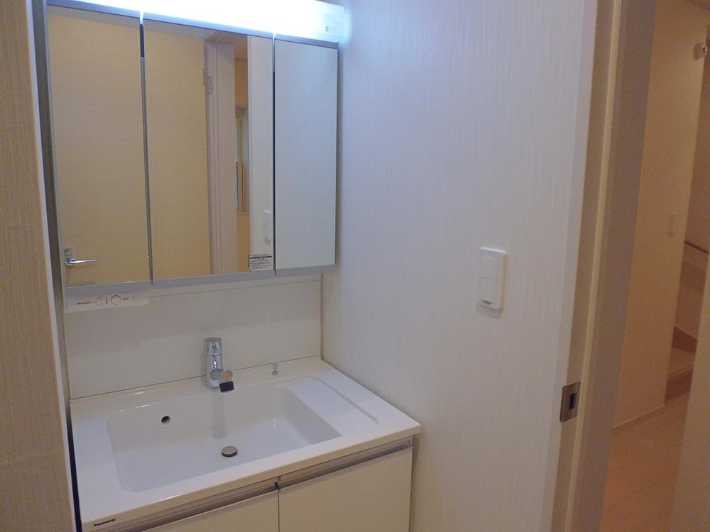 Wash basin, toilet. Building 2