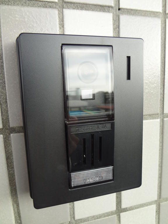 Other Equipment. Monitor with intercom in which the face of the person who came to visit can be confirmed ☆