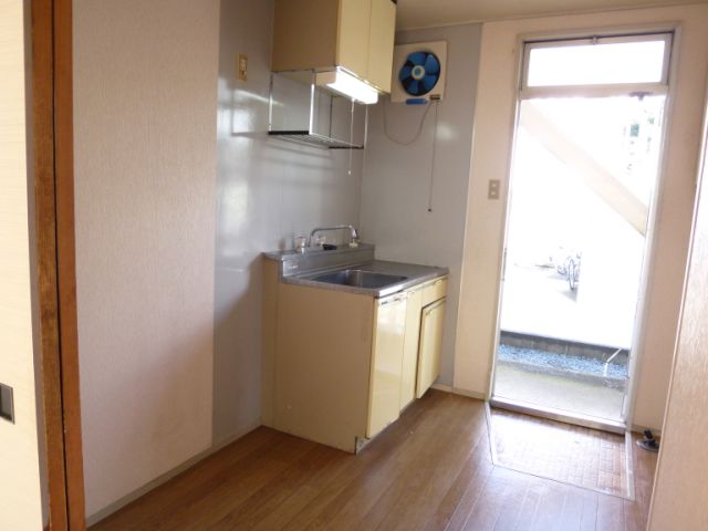 Kitchen. ☆ Put the refrigerator and cupboards in the kitchen space ☆