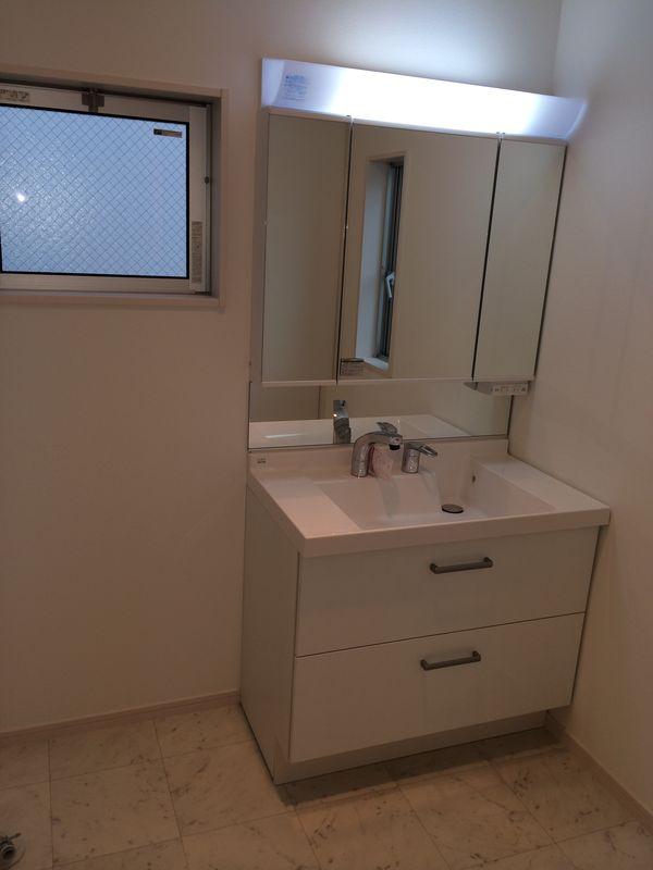 Wash basin, toilet. Independent wash basin