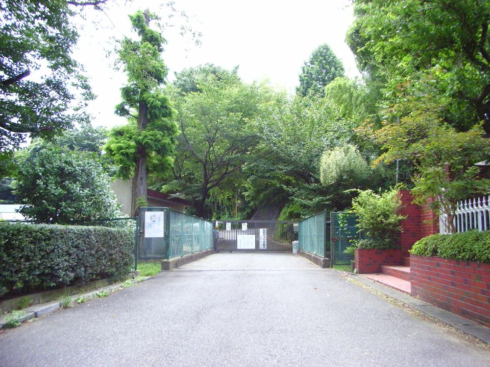 Primary school. 290m until Machida third elementary school