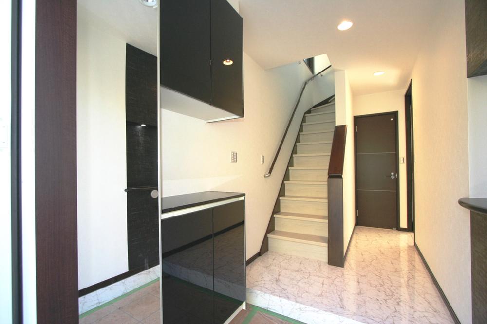 Entrance. Local (11 May 2013) Shooting