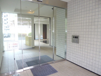 Entrance. Enransu This is an automatic lock equipped to