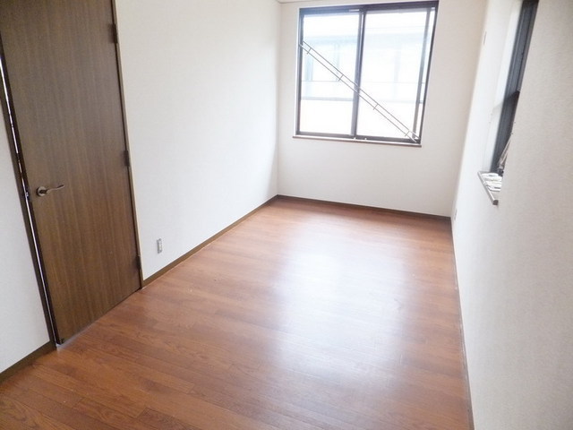 Living and room.  ☆  The room is also clean in all flooring  ☆