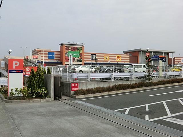 Shopping centre. 1200m to Mr Max Machida Tamasakai shop