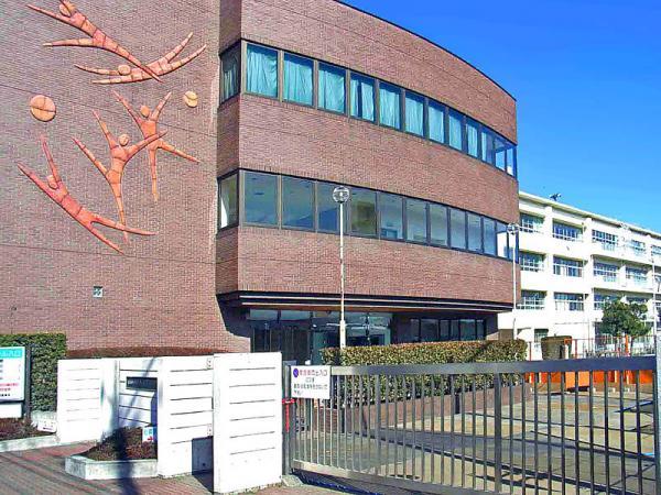 Junior high school. 270m until Machida first junior high school