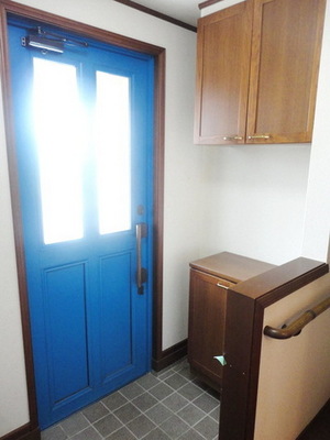 Entrance. Entrance neat with a shoebox