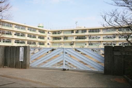 Junior high school. Tsukushino 1080m until junior high school