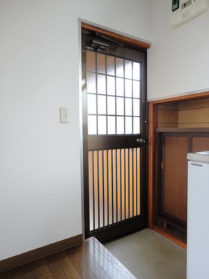 Entrance. Refreshing at any time is the entrance because there is a shoebox.