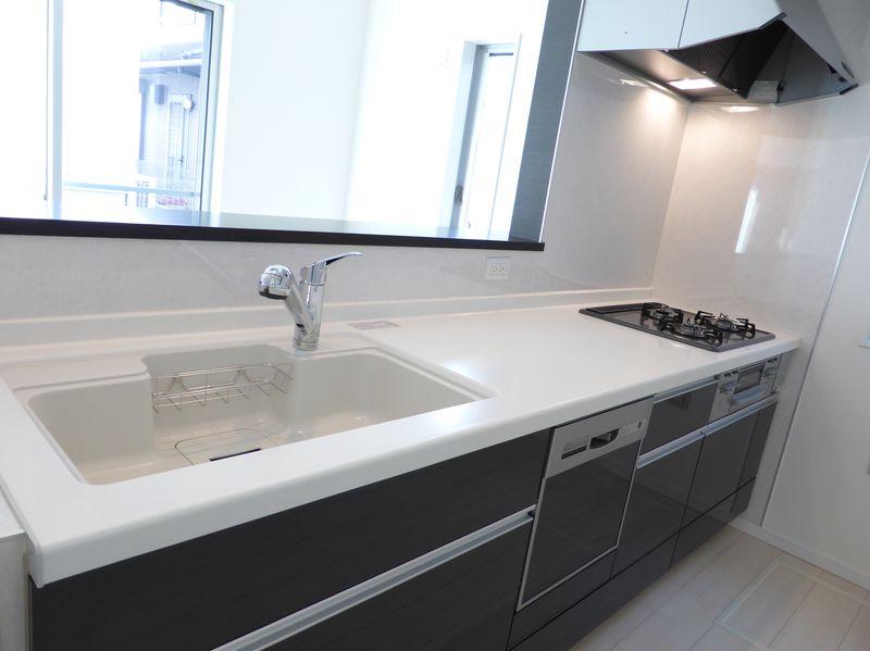 Kitchen. Counter kitchen in which the face of the family is visible