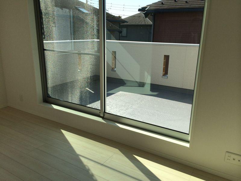 Non-living room. Balcony than the room