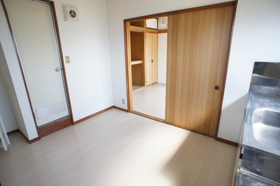 Living and room. Optimal size is to live alone, Enough space be placed bet