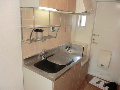 Kitchen. Two-burner gas stove can be installed