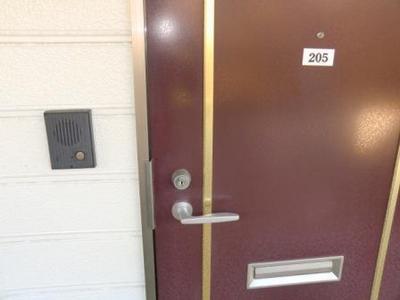 Entrance. Intercom equipped