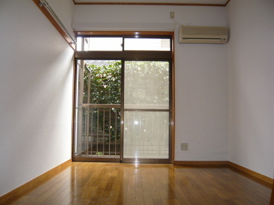 Living and room. Optimal size is to live alone, Enough space be placed bet