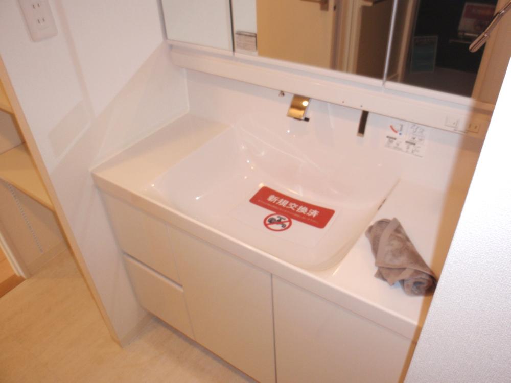 Wash basin, toilet