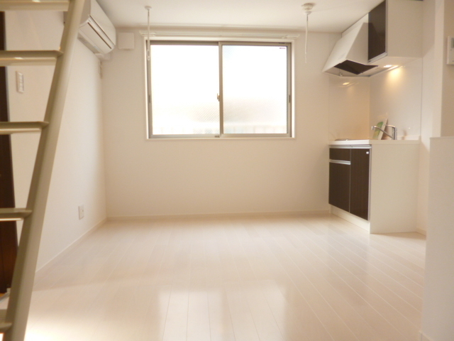 Living and room.  ☆ Bright Western-style white was the keynote ☆