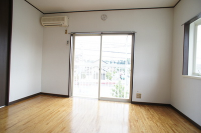 Living and room. Optimal size is to live alone, Enough space be placed bet