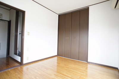 Living and room. Optimal size is to live alone, Enough space be placed bet