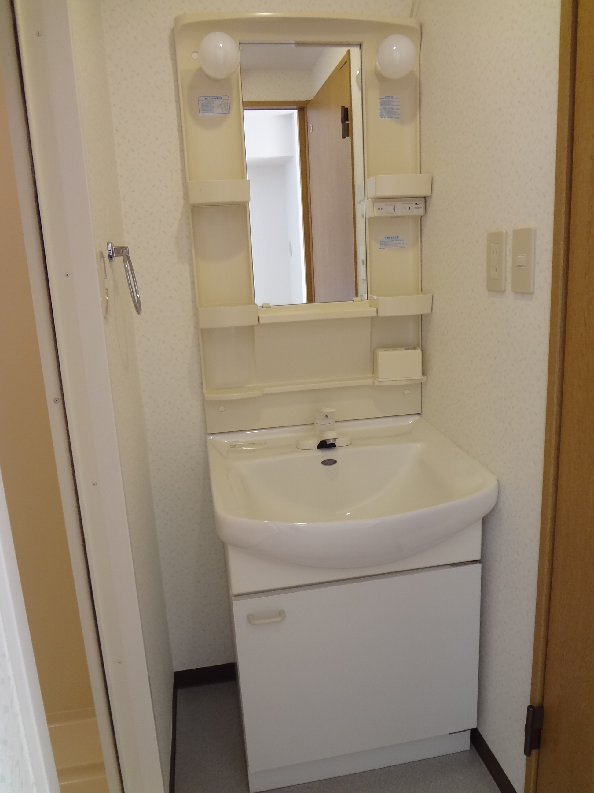 Washroom. Happy independence washbasin ☆