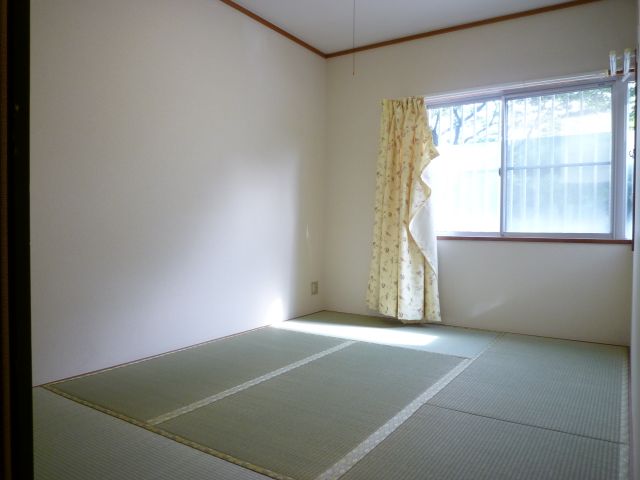 Living and room. You will relax a Japanese-style room.